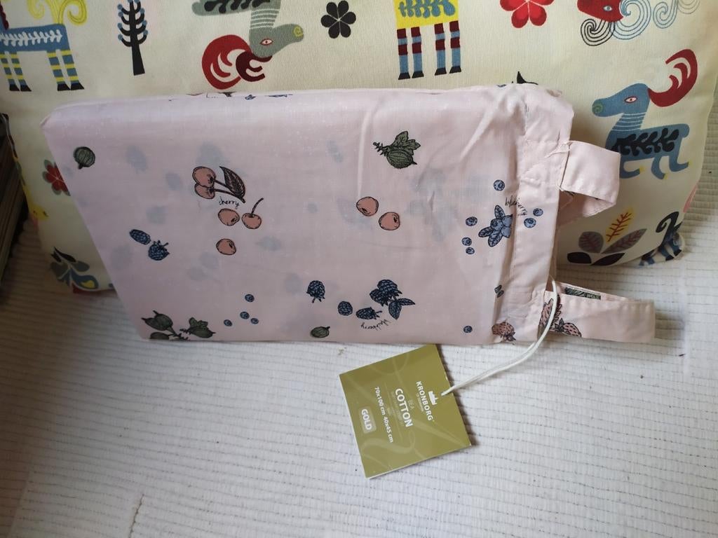 Deens dekbedovertrek met fruitjes patroon Nieuw, Diversen, Cadeaupapier, Ophalen of Verzenden
