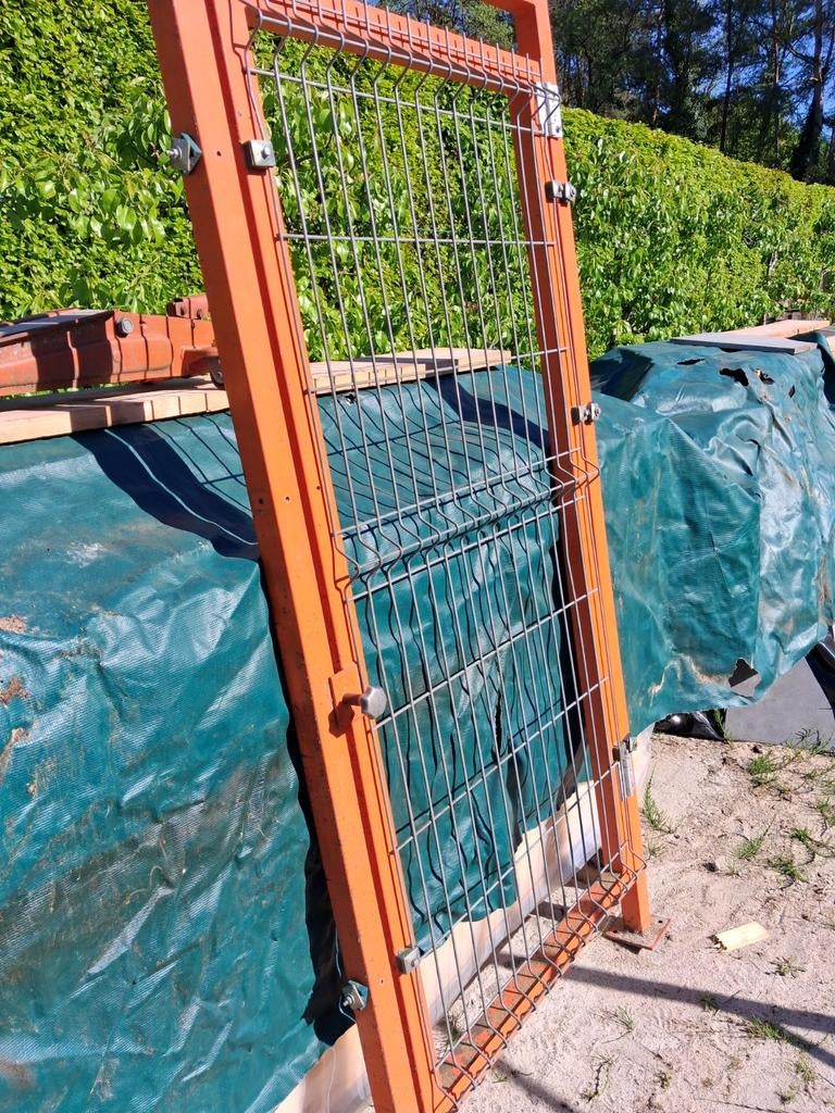 Metalen tuinpoortje of hondenren poortje, Ophalen