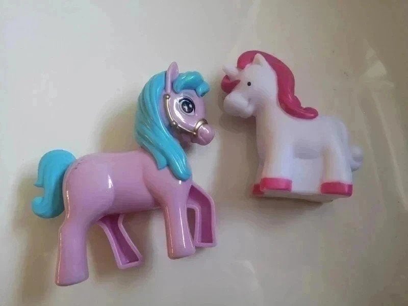 2 speelgoed paardjes, Ophalen, Zo goed als nieuw