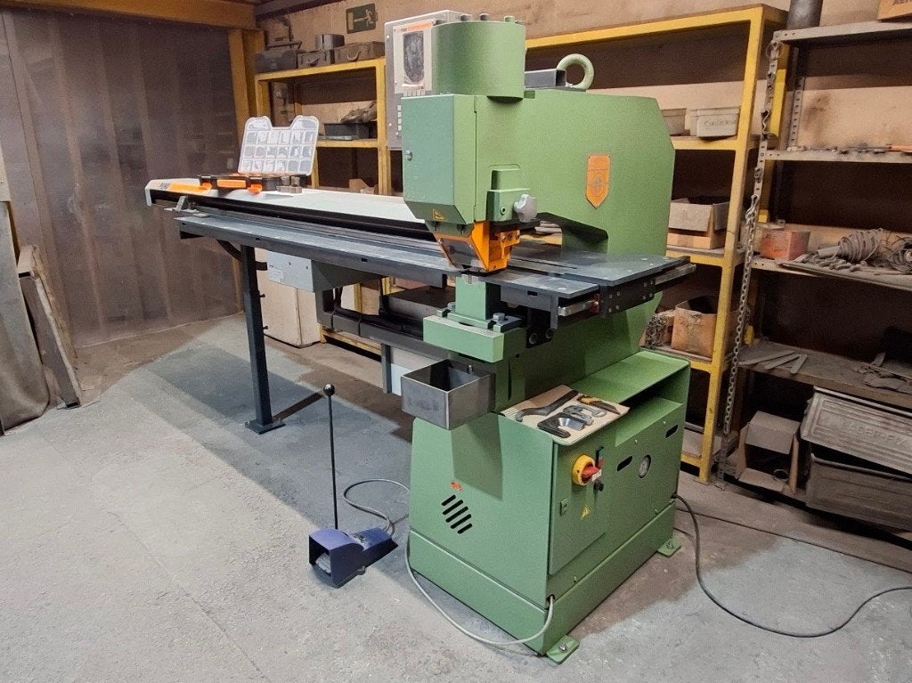 Peddinghaus Hydraulic 502 ponsmachine met positioneertafel, Ophalen