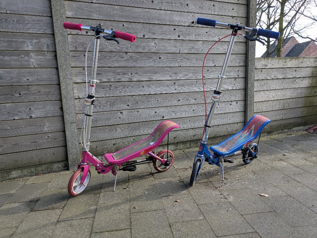 Twee space scooters, blauw en roze, Ophalen, Gebruikt, Space Scooter