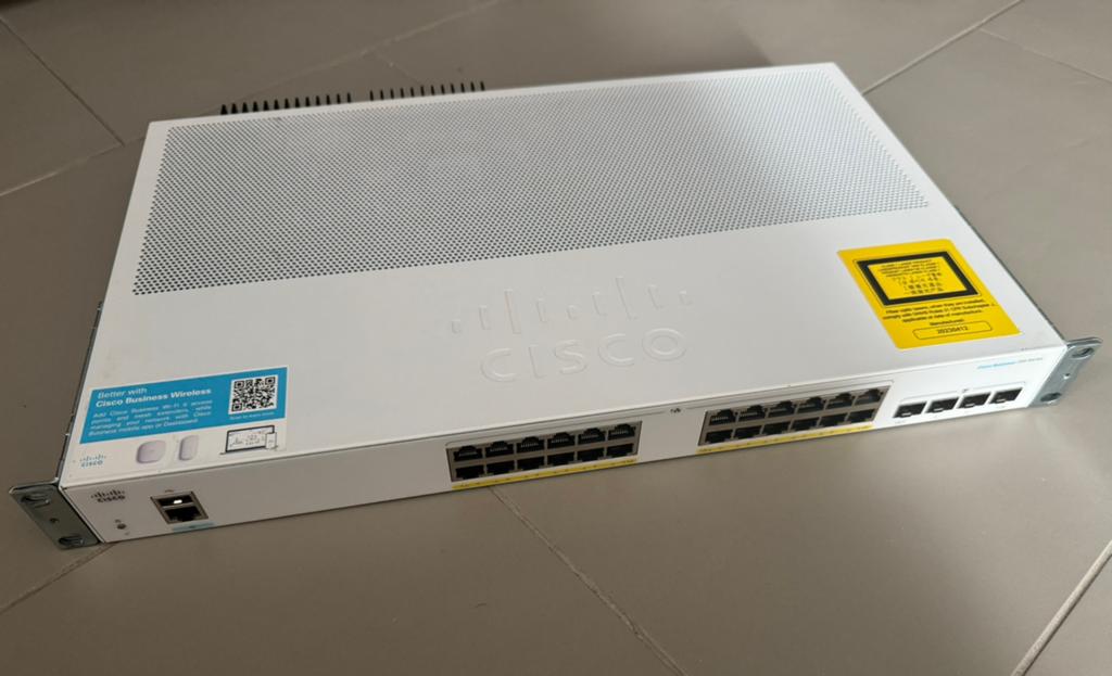 Switch Cisco CBS350-24P-4G : 24 ports Gigabit PoE+ + 4 SFP, Computers en Software, Netwerk switches, Zo goed als nieuw, Ophalen of Verzenden