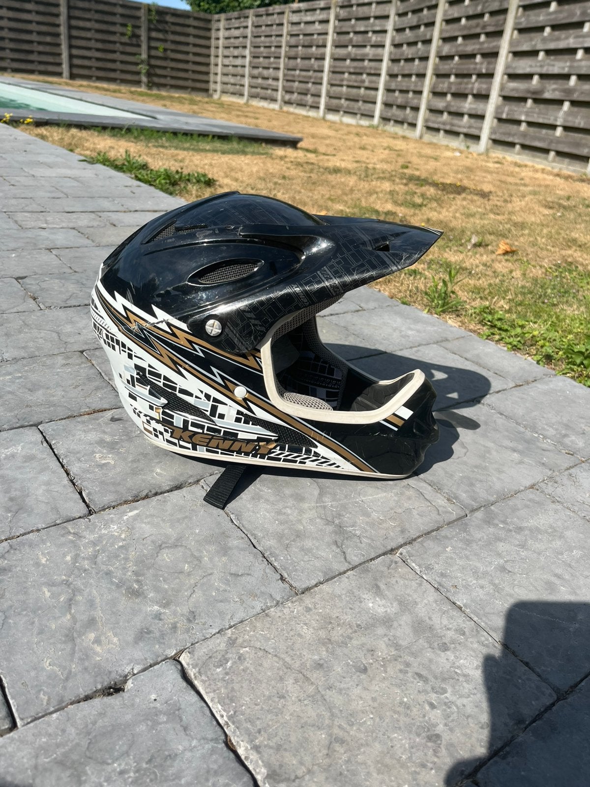 Kenny Downhill BMX-helm in zwart en goud, Ophalen