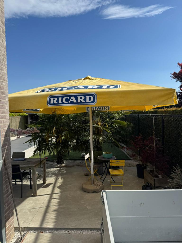 Ricard paraplu 3,2m met stevige voetsteun (scheuren in doek), Ophalen, Gebruikt, 3 tot 4 meter, Stokparasol