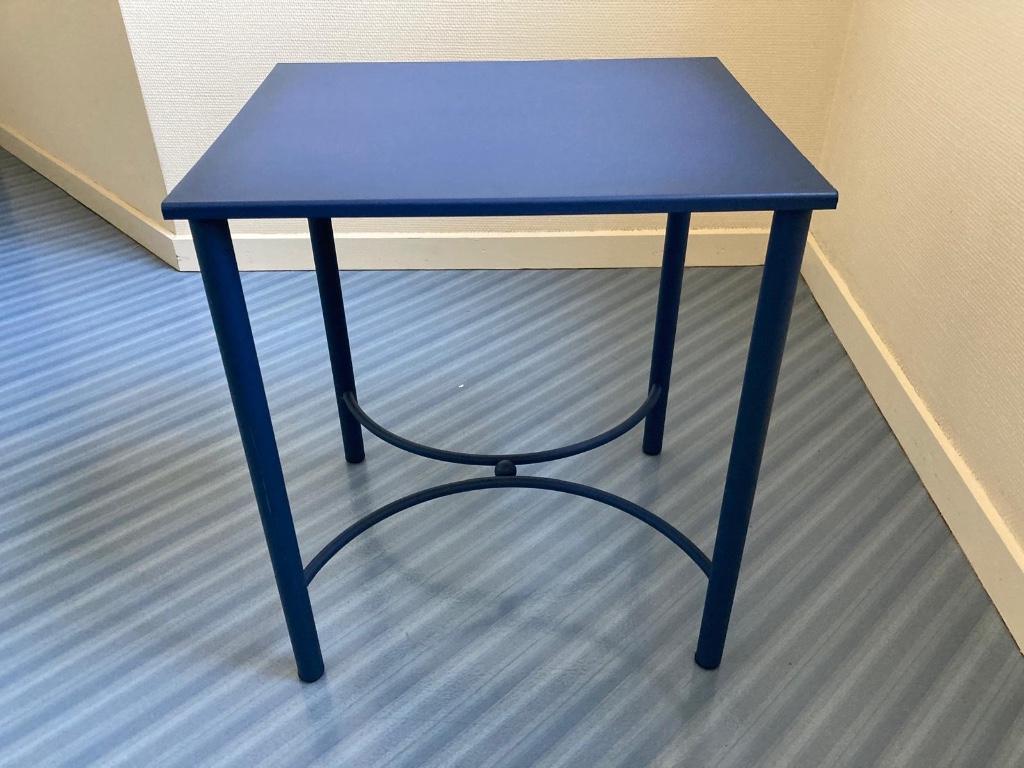 Blauw smeedijzeren bijzet- of nachttafeltje, Huis en Inrichting, Tafels | Bijzettafels, Minder dan 55 cm, Gebruikt, Metaal of Aluminium