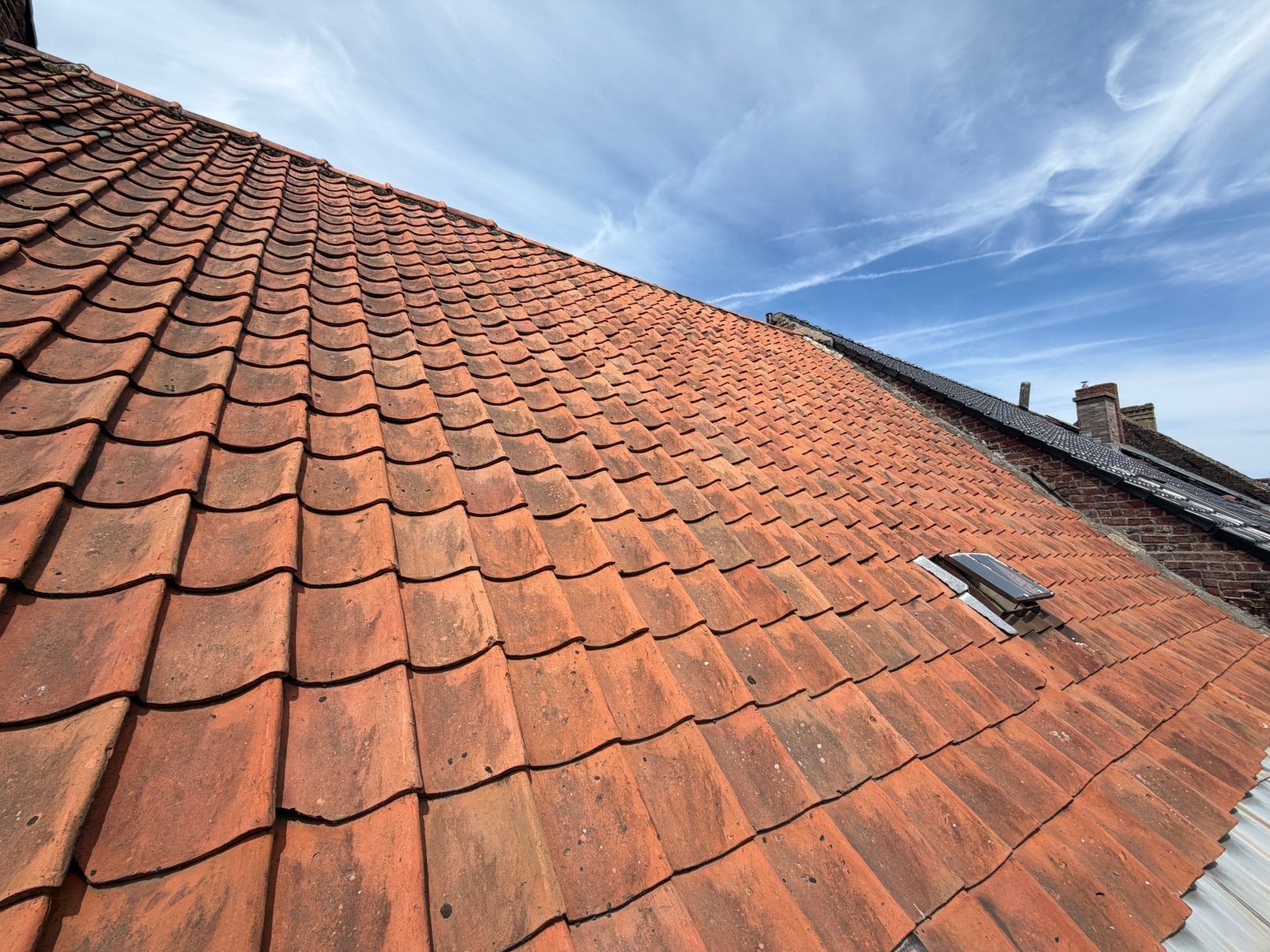 Lot oude Boomse pannen ongeveer 2000 stuks, Doe-het-zelf en Bouw, Ophalen, Zo goed als nieuw