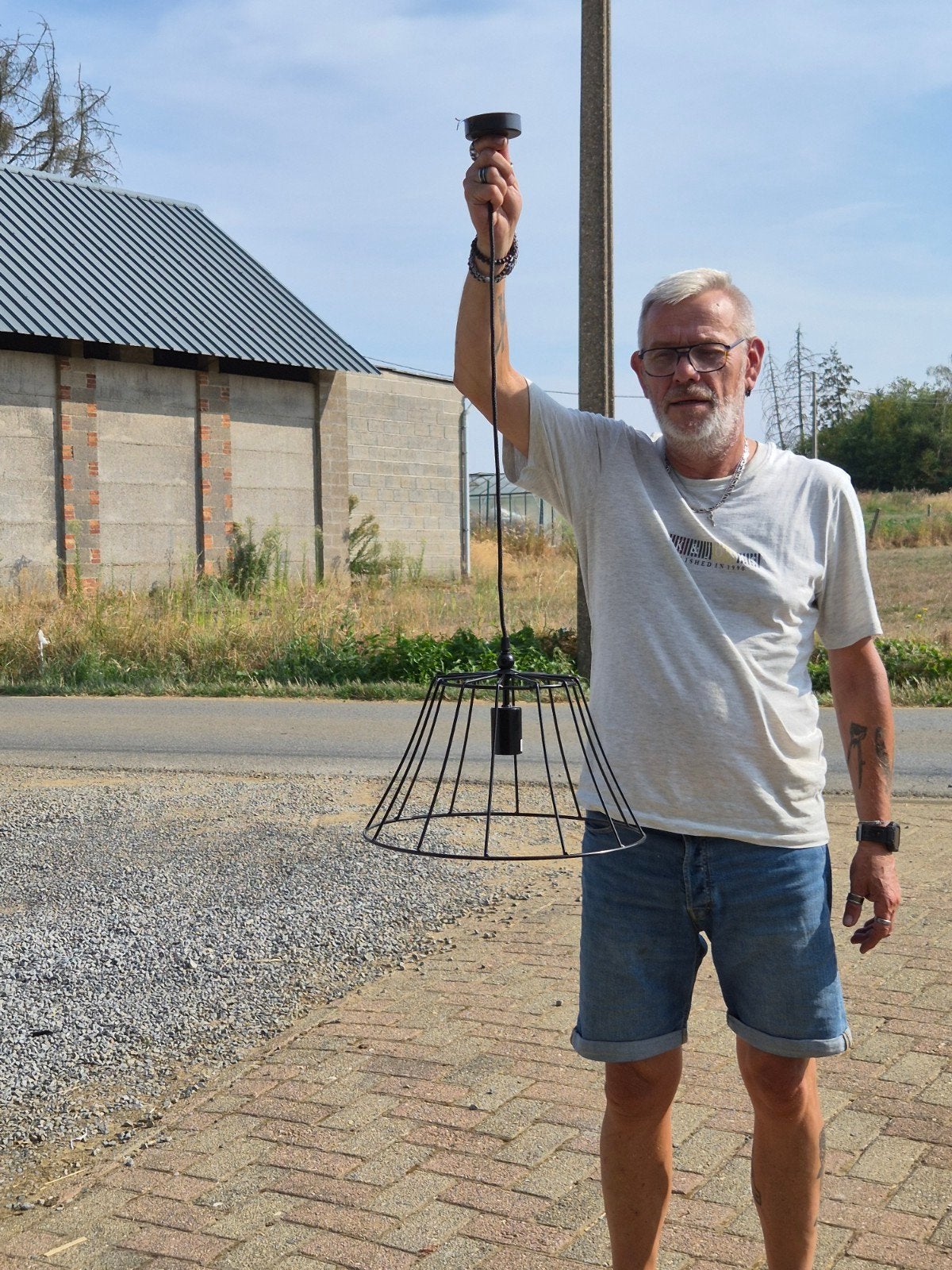zwarte metalen draad-/kooihanglamp in industriële stijl, Immo, Op zoek naar een appartement