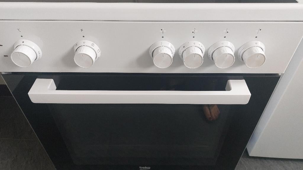 Cuisinière vitrocéramique Beko, Electroménager, Cuisinières, Comme neuf, À Poser, 4 zones de cuisson, 60 cm ou plus, Air chaud
