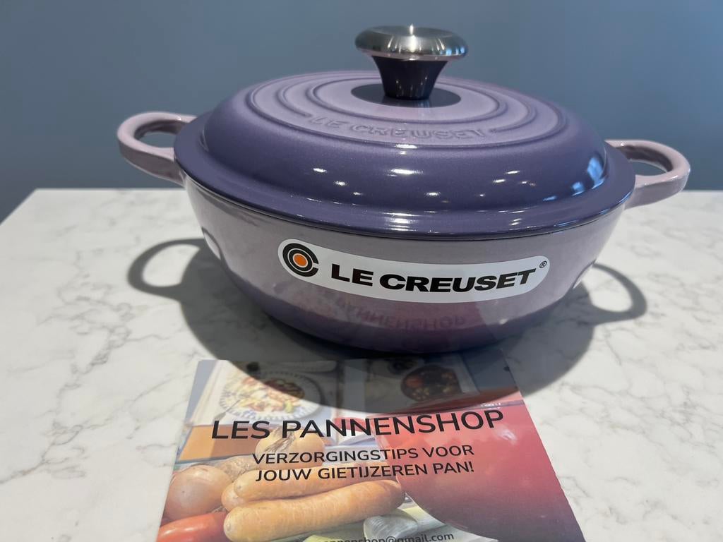 Le Creuset Marmite Bleu Berry Purple 22 cm nieuw, Gietijzer, Nieuw, Ophalen of Verzenden, Keramische plaat