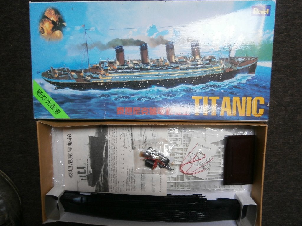Titanic avec phare et moteur - 48 cm, Envoi, Neuf