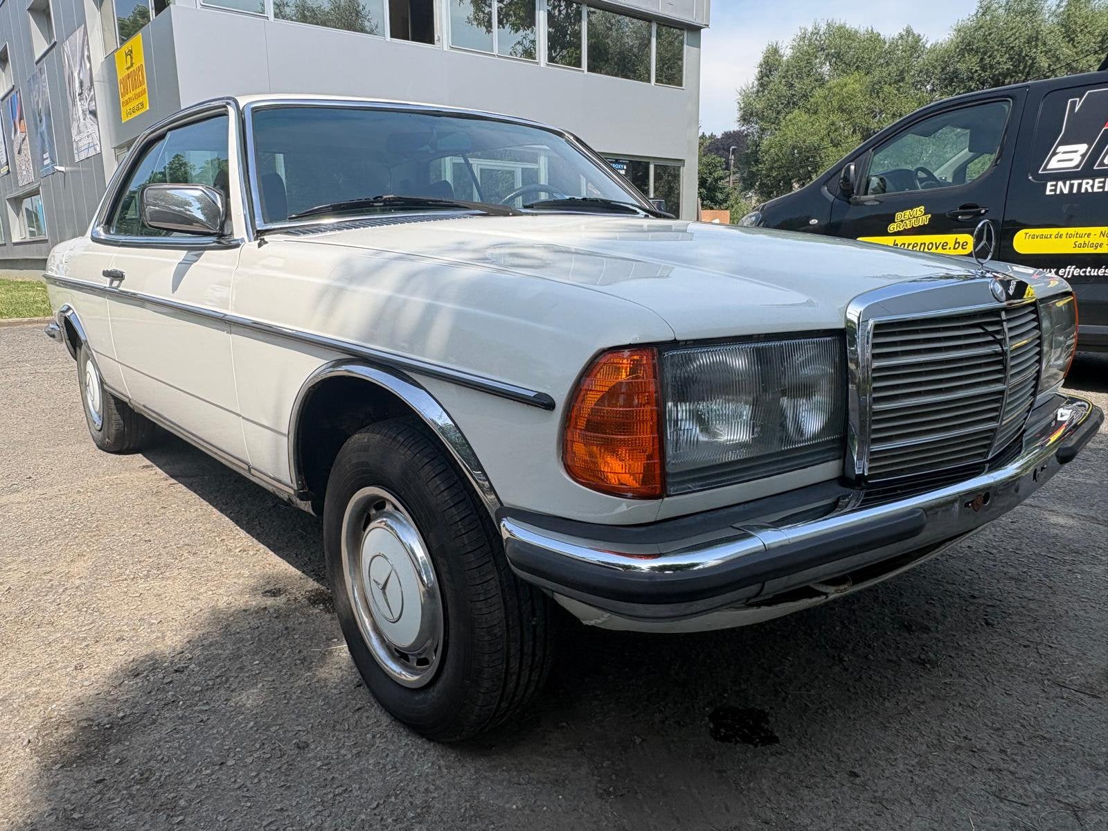 MERCEDES 230C BENZINE 1978 187560KM, Auto's, 4 zetels, Overige modellen, Leder en Stof, Wit