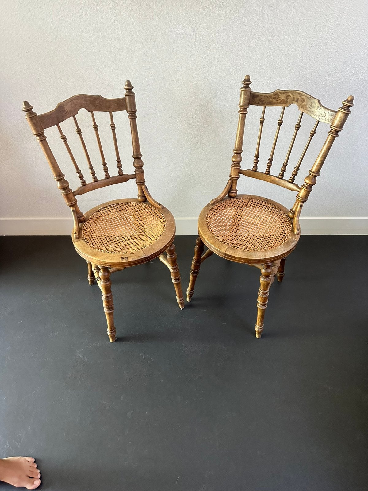 Charmante vintage houten stoelen met originele rotan zitting, Ophalen, Gebruikt, Twee, Bruin