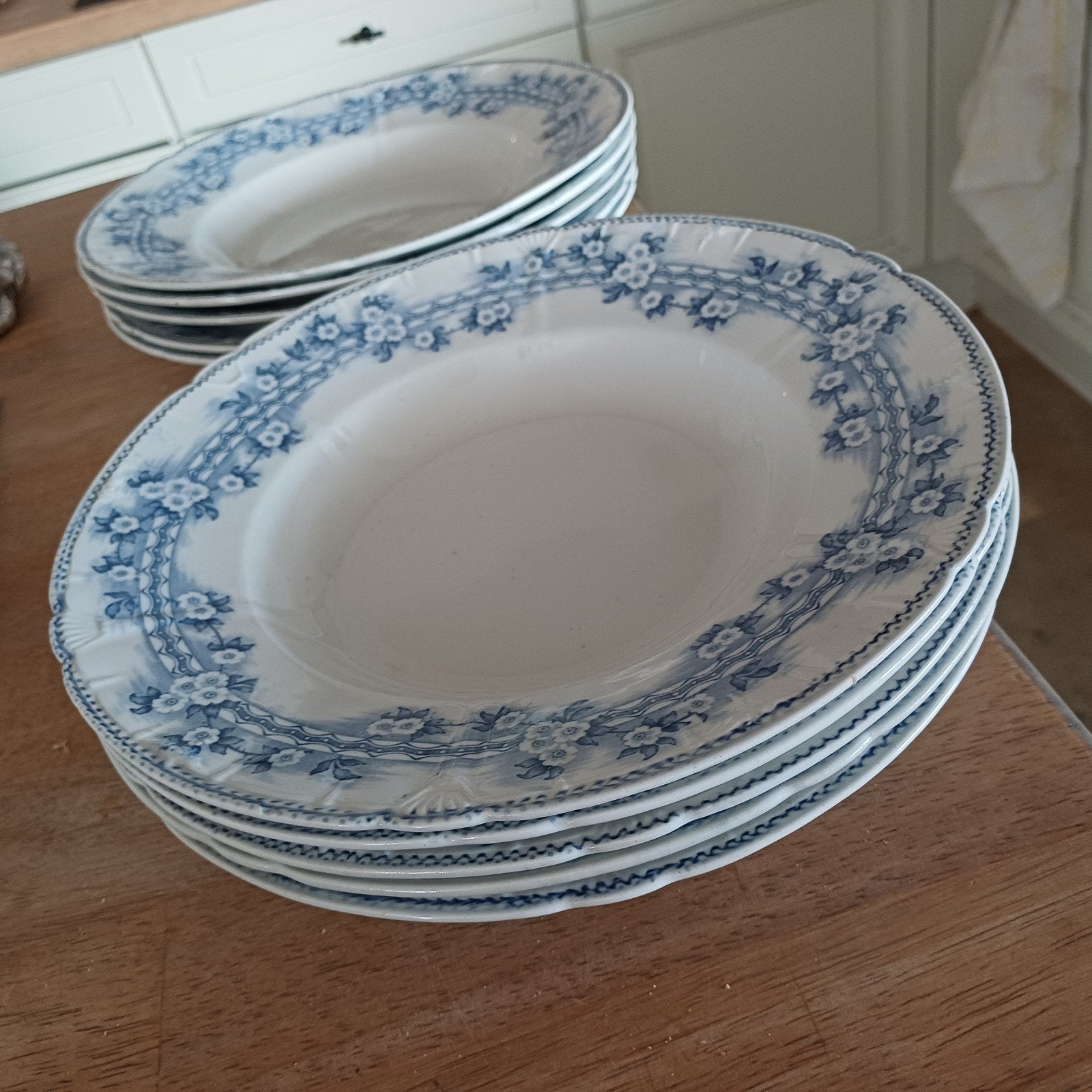 10 assiettes en porcelaine Anita, Antiquités & Art, Enlèvement ou Envoi