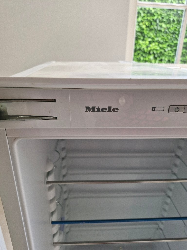 Frigot encastrable Miele, 120 à 140 cm, Reconditionné, Sans bac à congélation, Enlèvement