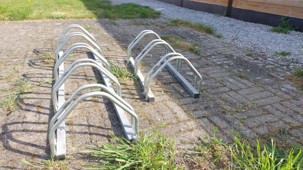 Twee fietsrekken, voor 8 fietsen, Ophalen