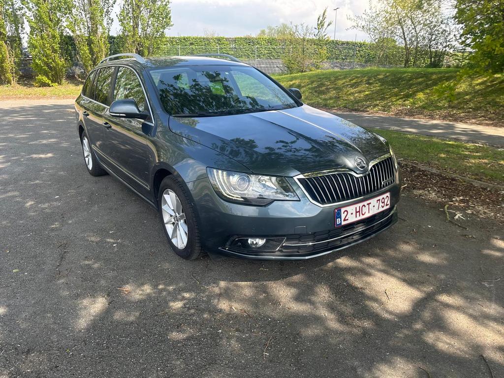 Skoda Superb 2015 1.6 105cv 6 vitesse, Autos, Skoda, Cuir, Boîte manuelle, Noir, 5 portes