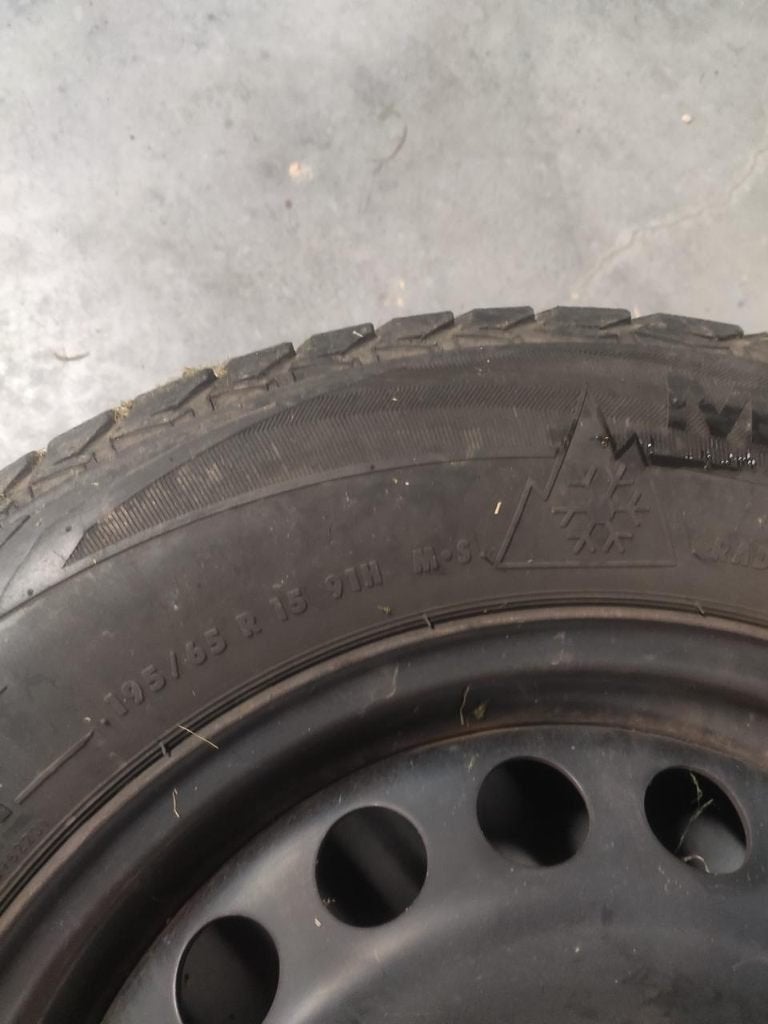 4 Winterbanden and  Velgen 195/65 R15, Autos : Pièces & Accessoires, 15 pouces, Pneus et Jantes, Pneus hiver, Enlèvement ou Envoi