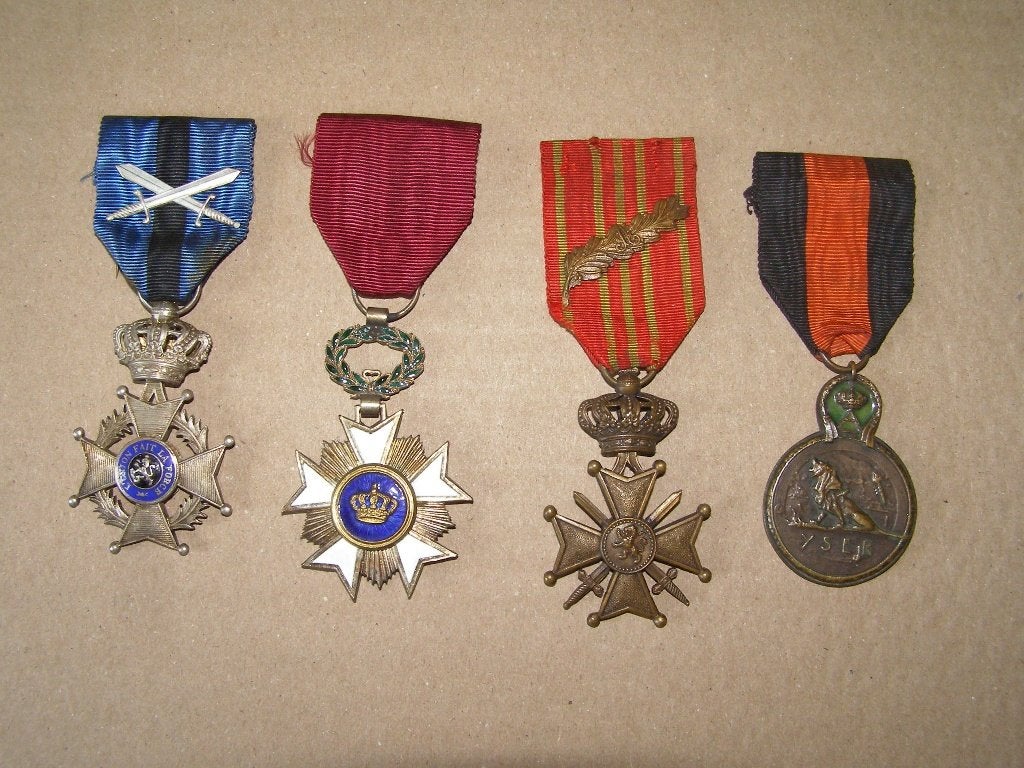 Lot de médailles: Yser, officier Ordre Léopold II..., Enlèvement ou Envoi, Armée de terre, Ruban, Médaille ou Ailes