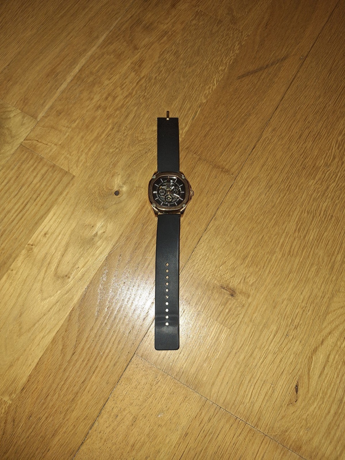 Astos horloge die gerepareerd moet worden, Handtassen en Accessoires, Horloges | Heren, Leer, Polshorloge, Zo goed als nieuw, Ophalen