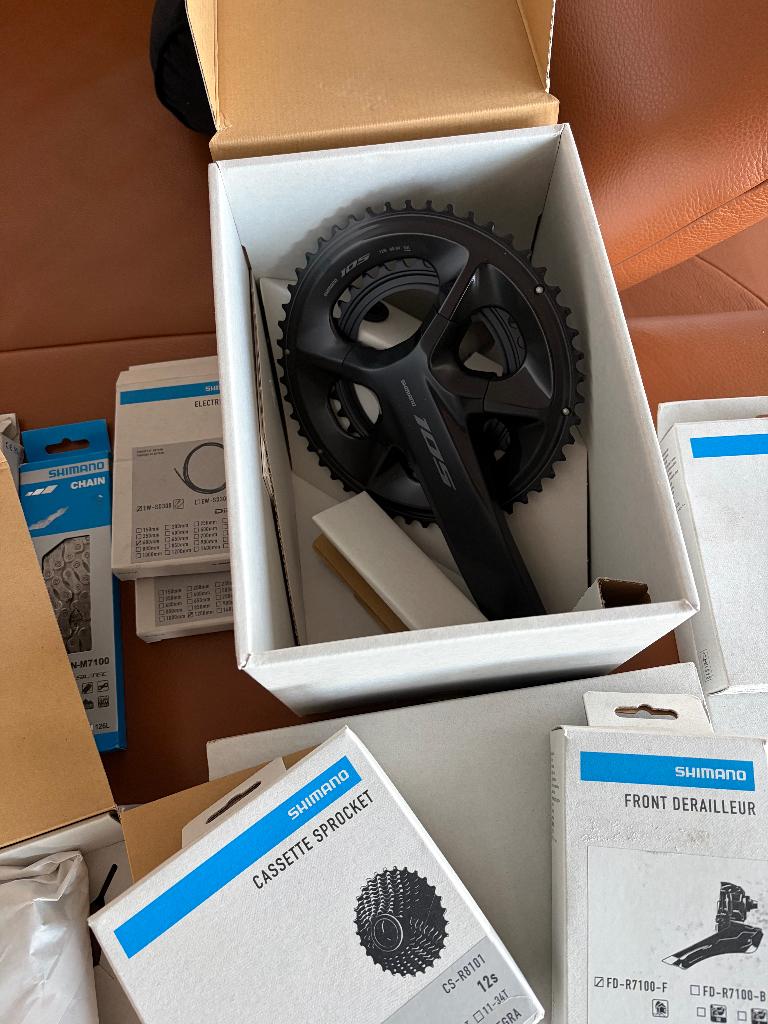 Shimano 105 Di2 disc 12 speed NIEUW compleet, Fietsen en Brommers, Fietsonderdelen, Ophalen, Nieuw