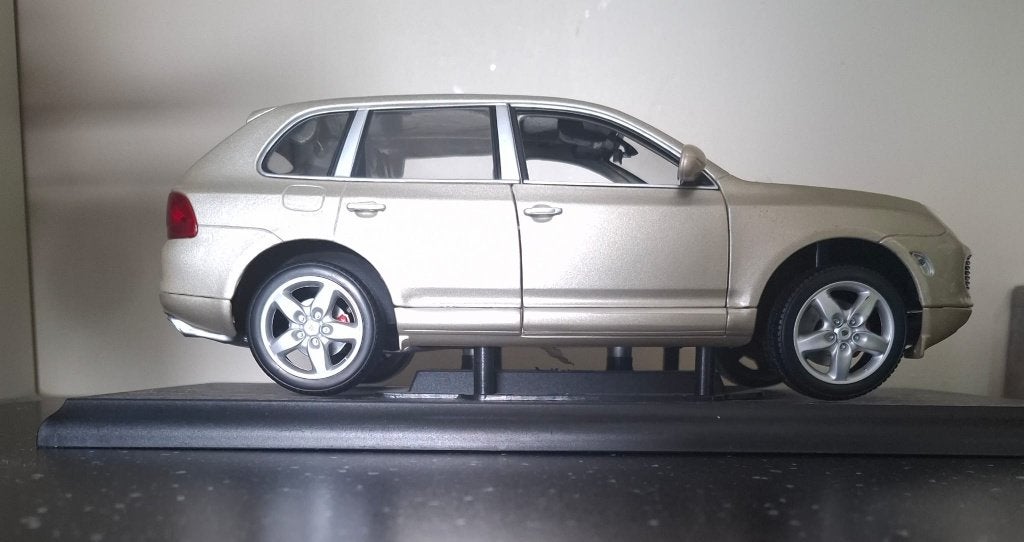 Maisto - Porsche Cayenne Turbo - 1:18 sur socle, Enlèvement ou Envoi, Comme neuf, Maisto