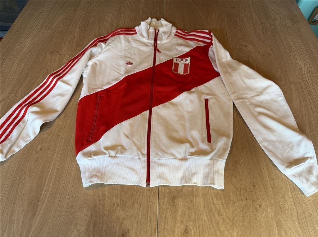 Adidas Originals Peru Retro Trainingsjack Wit/Rood - Maat L, Ophalen of Verzenden, Zo goed als nieuw, Maat 52/54 (L), Rood