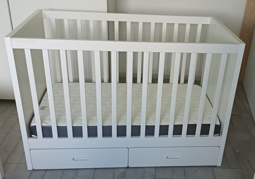 Babybed Ikea + matras, Kinderen en Baby's, Kinderkamer | Bedden, Gebruikt, Minder dan 140 cm, Minder dan 70 cm, Lattenbodem, Matras