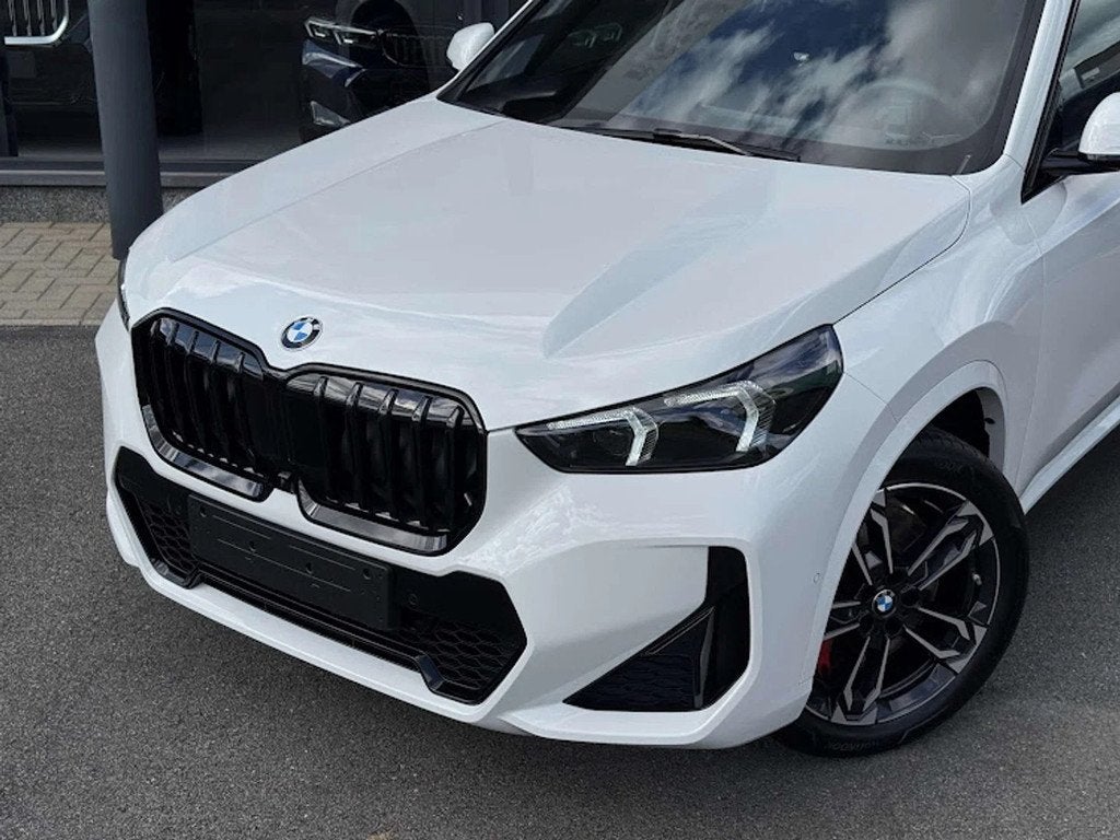BMW X1 sDrive18i M Sport Pro / PANO / TREKHAAK / M SEAT / HU, Auto's, Gebruikt, Zwart, Wit, Bedrijf