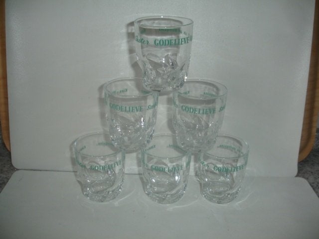 6 kleine glaasjes Zuster Godelieve Kina wijn, € 4,00, Enlèvement ou Envoi, Neuf, Autres types