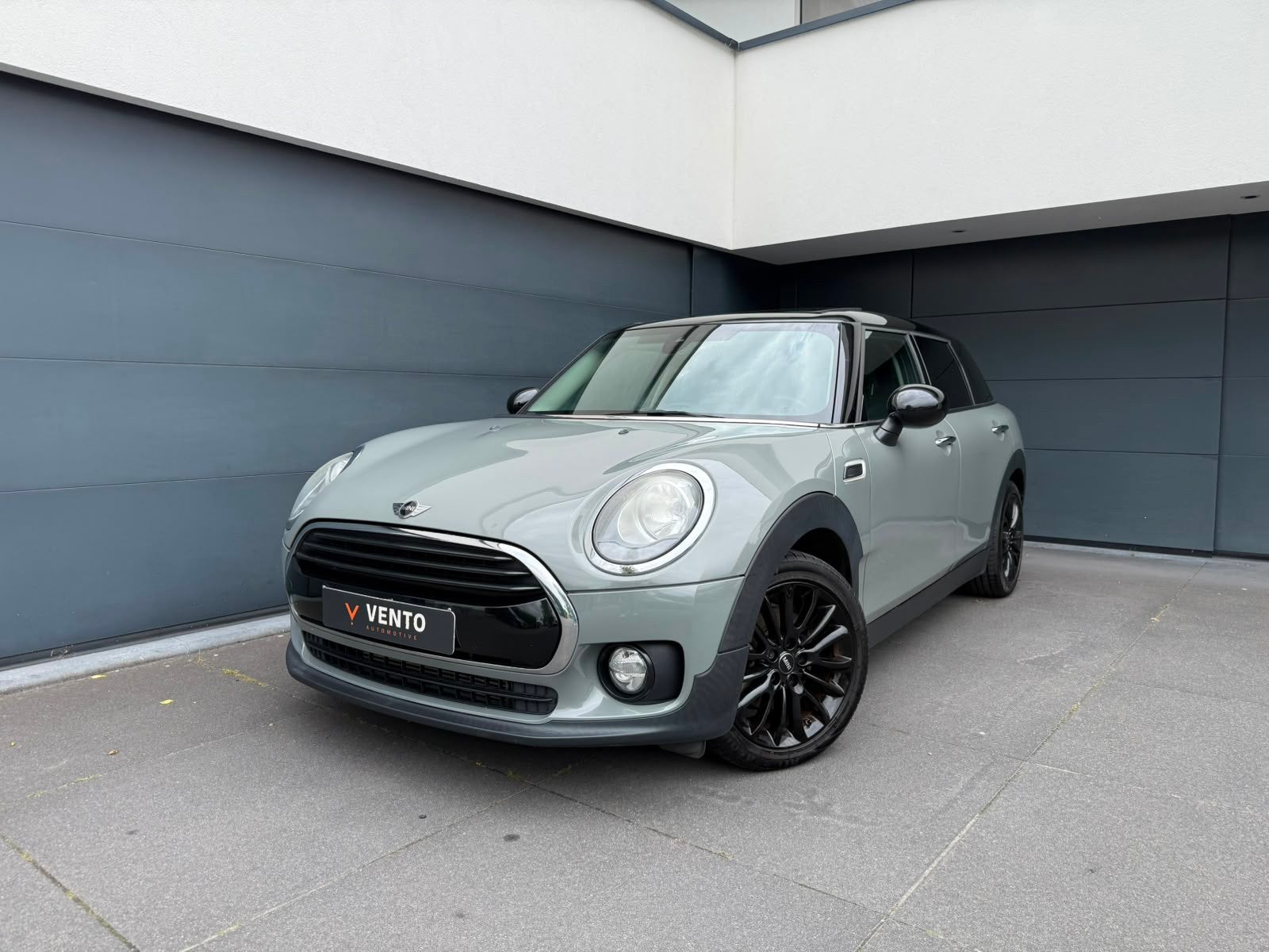 Mini clubman 1.5i automaat panorama dak 1j garantie., Auto's, Mini, Stof, 1498 cc, 4 cilinders, MINI Next