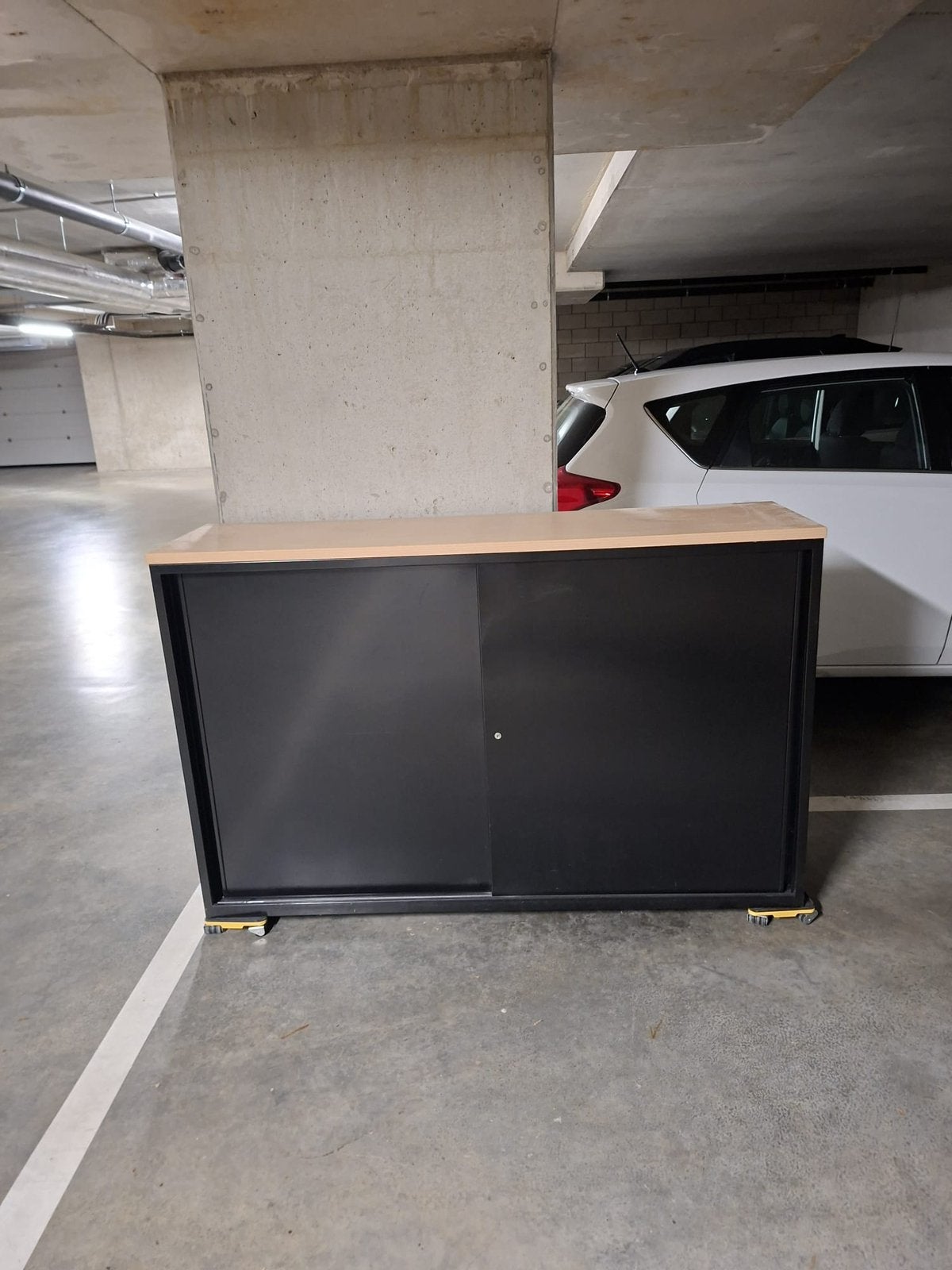 Armoire gratuite en aluminium noir avec plateau en bois, Kantoor, kelder ,garage, 150 à 200 cm, Enlèvement, 100 à 150 cm