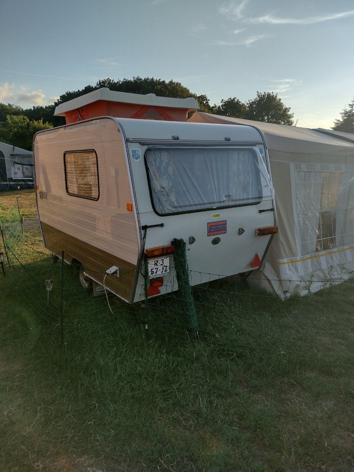 Vintage in nieuwstaat verkerende Eriba eribette, Caravans en Kamperen, Particulier, Eriba, Treinzit, Gascomfoor