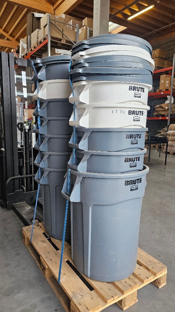 12 conteneurs Rubbermaid BRUTE de 121 l avec couvercle 70€/p, Bricolage & Construction, Enlèvement