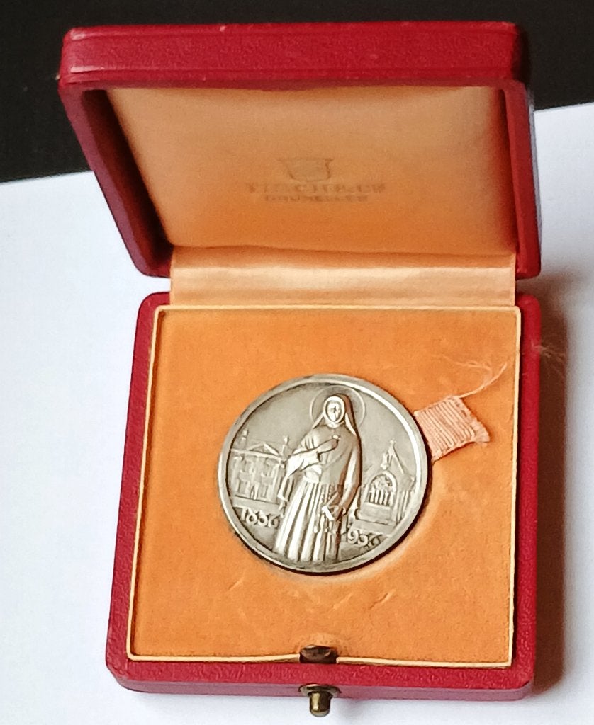 medaillle 100 jarig inst sacré coeur van jette in etui fisch, Postzegels en Munten, Penningen en Medailles, Ophalen of Verzenden