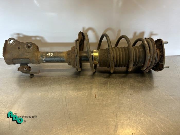 Schokdemperpoot links-voor van een Toyota Yaris (Yaris 1 00-, Auto-onderdelen, Gebruikt, -, -, Ophalen of Verzenden