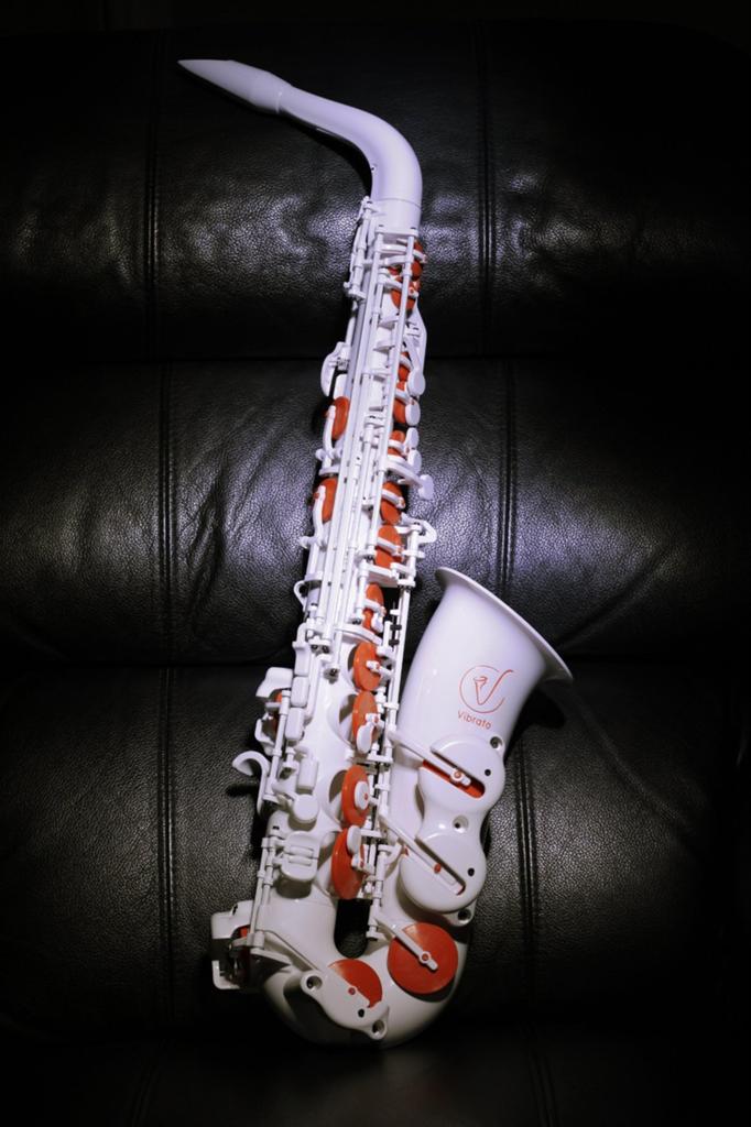 Altsaxofoon vibrato, Muziek en Instrumenten, Blaasinstrumenten | Saxofoons, Ophalen, Nieuw, Alt, Met koffer