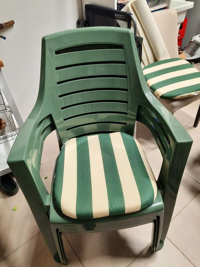 3 plastieken tuinstoelen met kussen, Tuin en Terras, Ophalen, Zo goed als nieuw