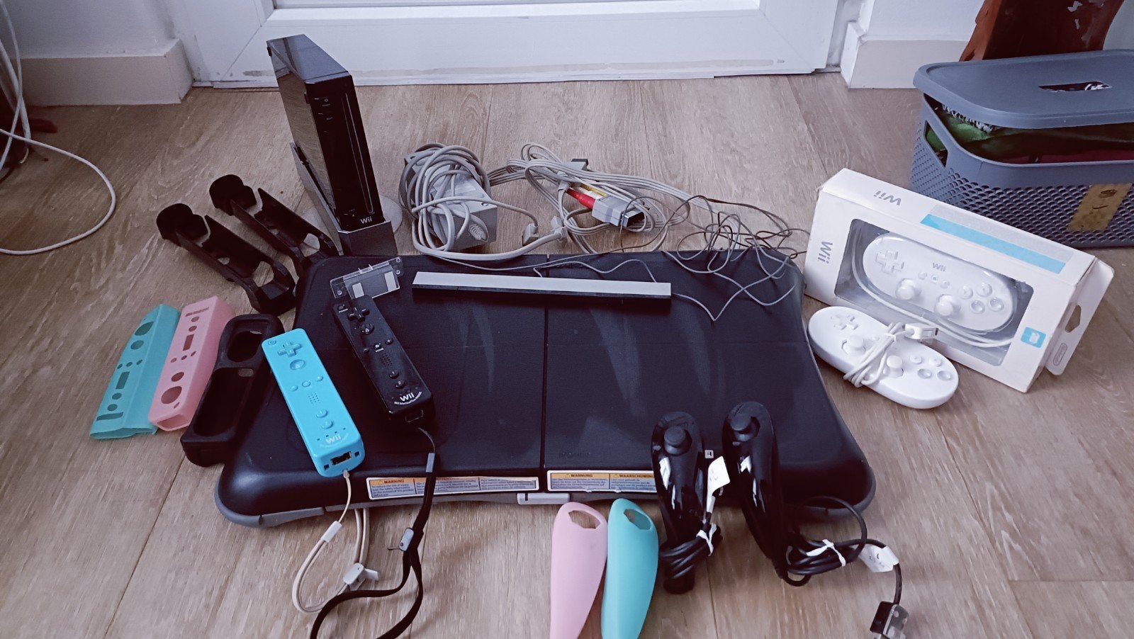 console Wii + wiifit plus + jeux + accessoires, Enlèvement, Comme neuf, Avec 3 manettes ou plus, Avec jeux