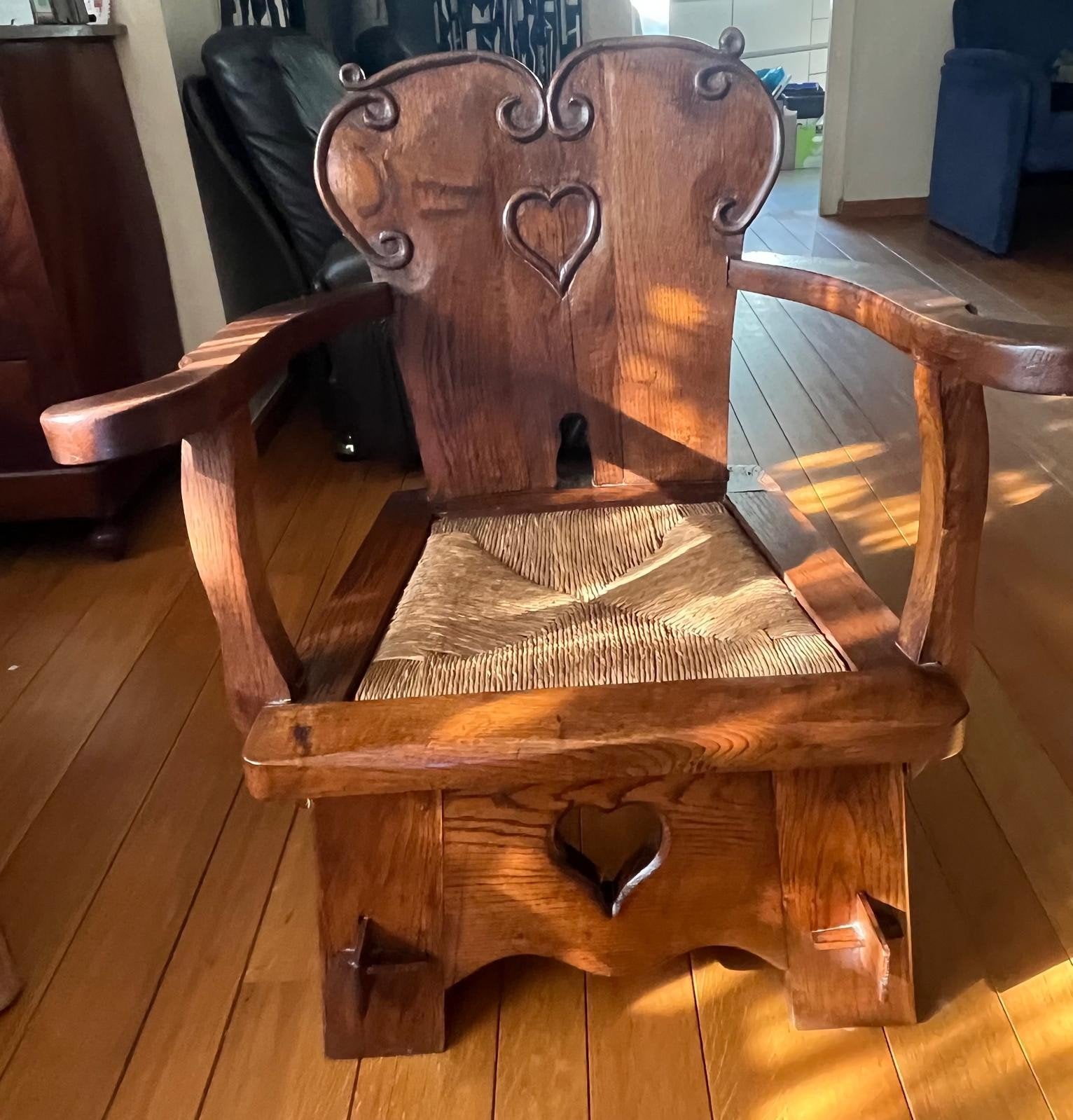 Vintage houten Alpine haardstoel met biezen zitting, Enlèvement