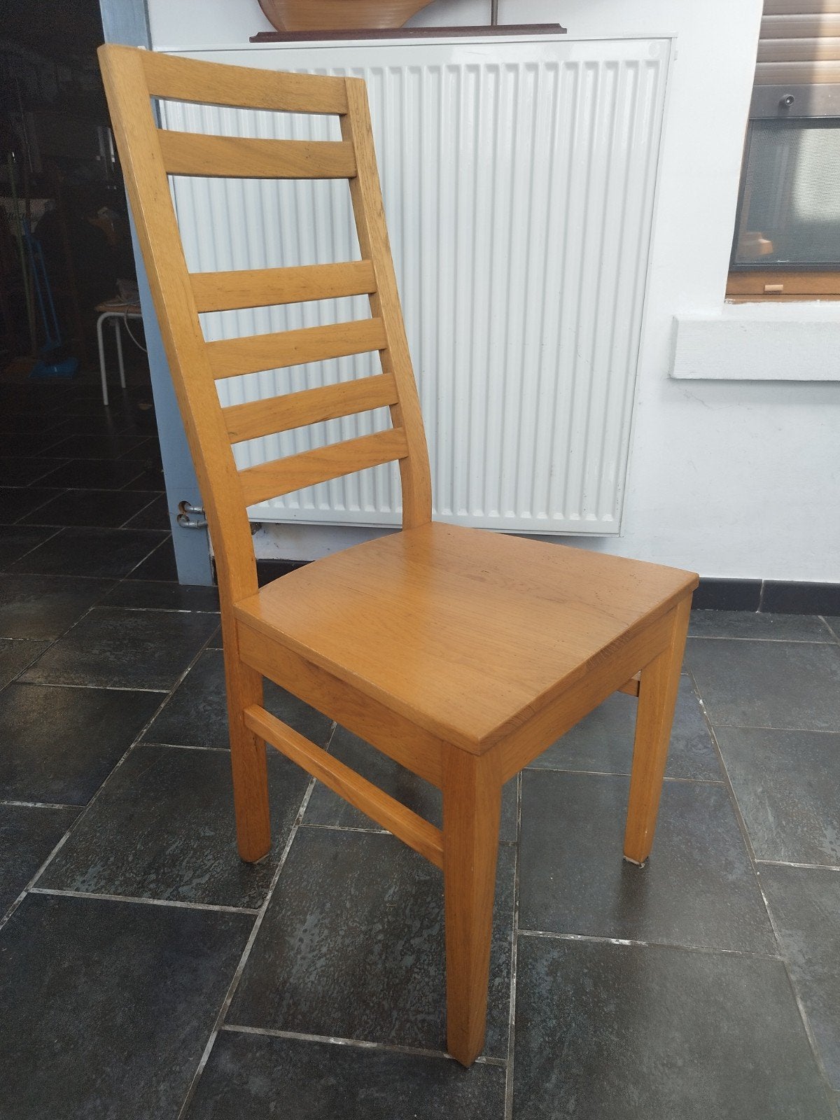 Chaises en chêne massif, Quatre
