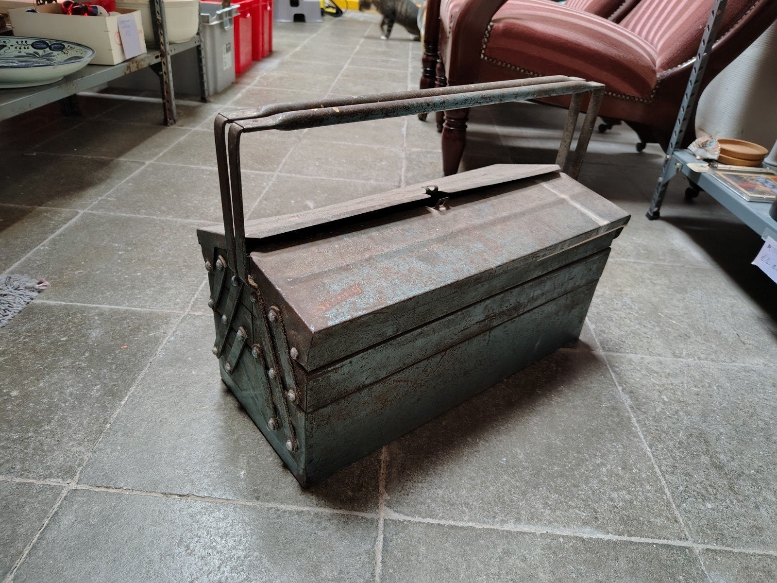 Metalen gereedschapskist, Ophalen
