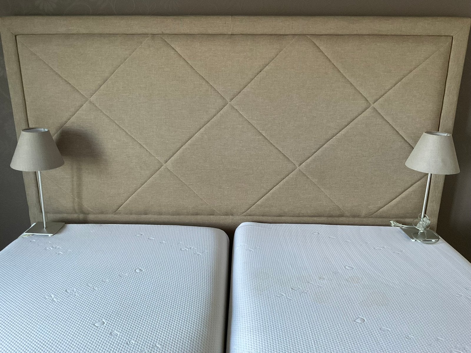 Prachtige beige boxspring van het merk T&T Design., Antiek en Kunst, Ophalen