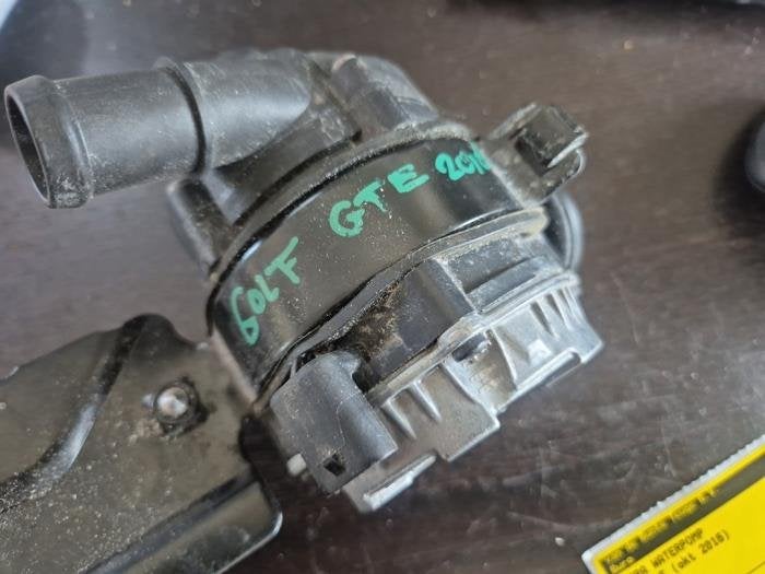 Pompe à eau supplémentaire d'un Volkswagen Golf, Volkswagen, -, 3 mois de garantie, Utilisé