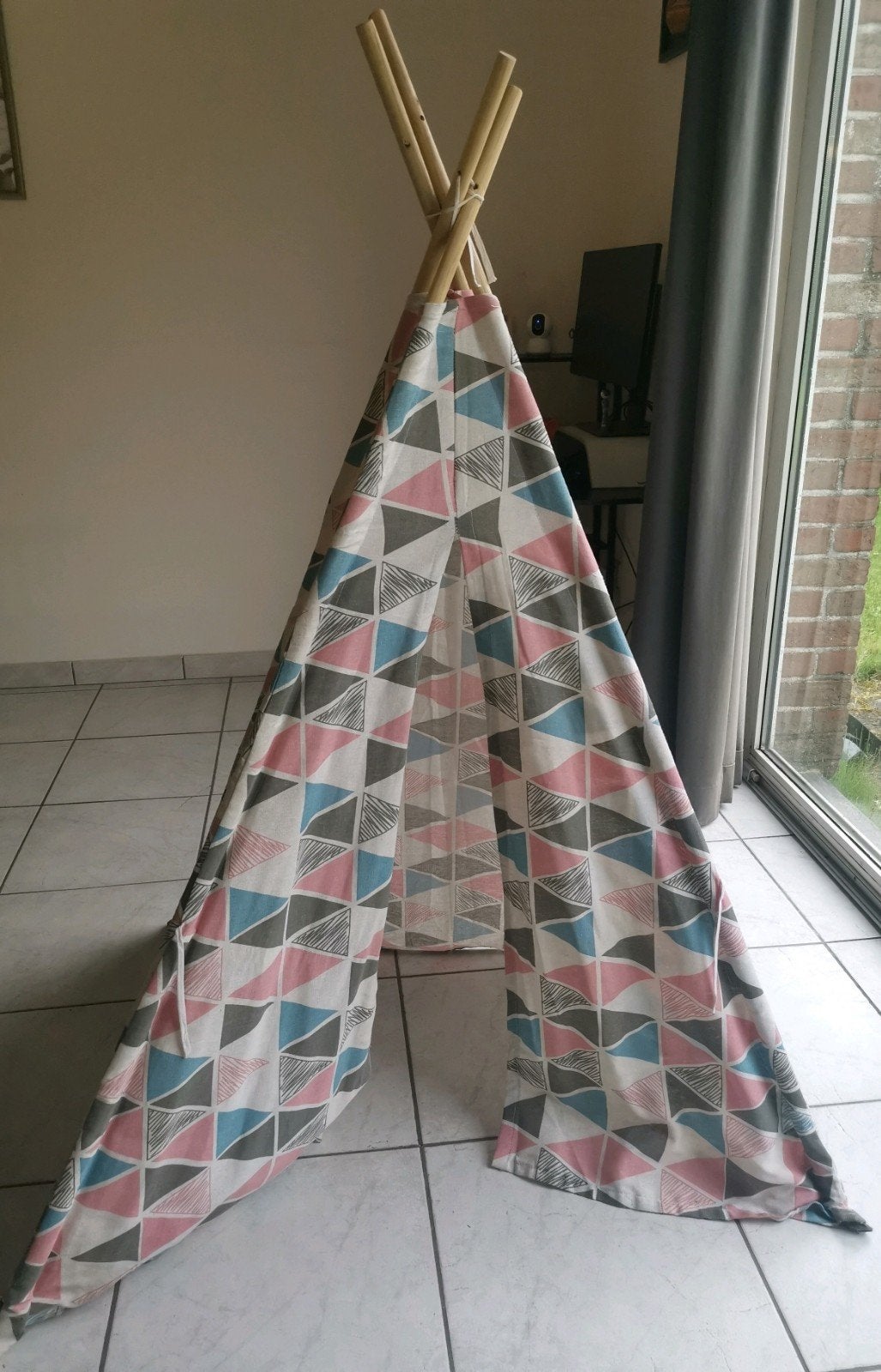 Tente tipi pour enfants — Toile géométrique rose, bleue et g, Enlèvement