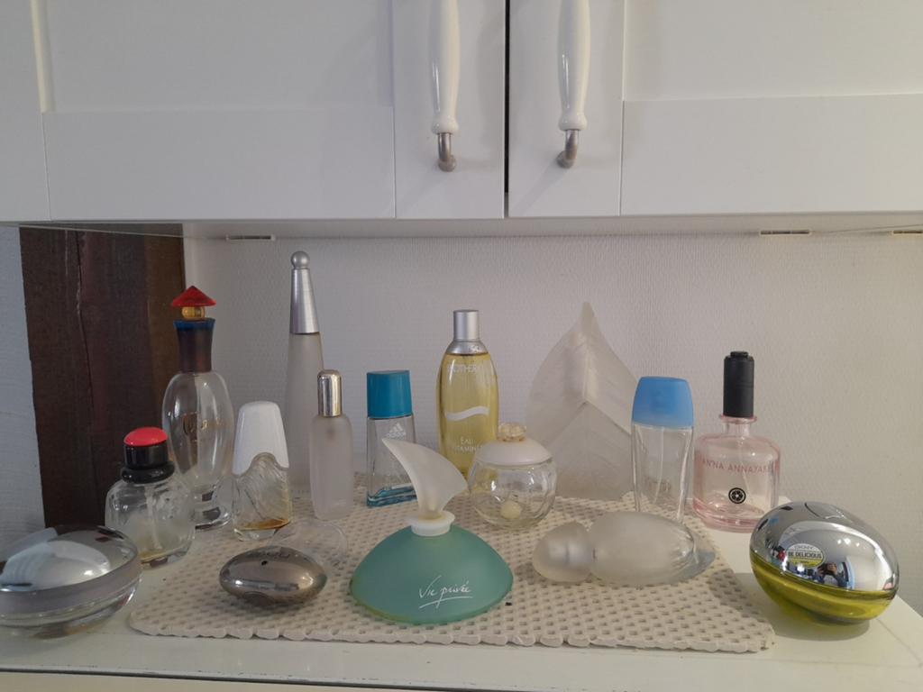 9/Lot de 16 flacons vides de parfum: Rochas, St Laurent,...., Verzamelen, Parfumverzamelingen, Gebruikt, Parfumfles, Ophalen of Verzenden