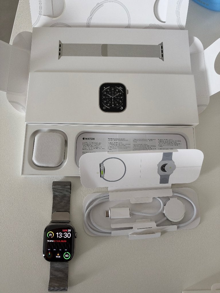 Apple Watch Série 11 Titane 46mm, Étanche, Apple Watch, IOS, Comme neuf