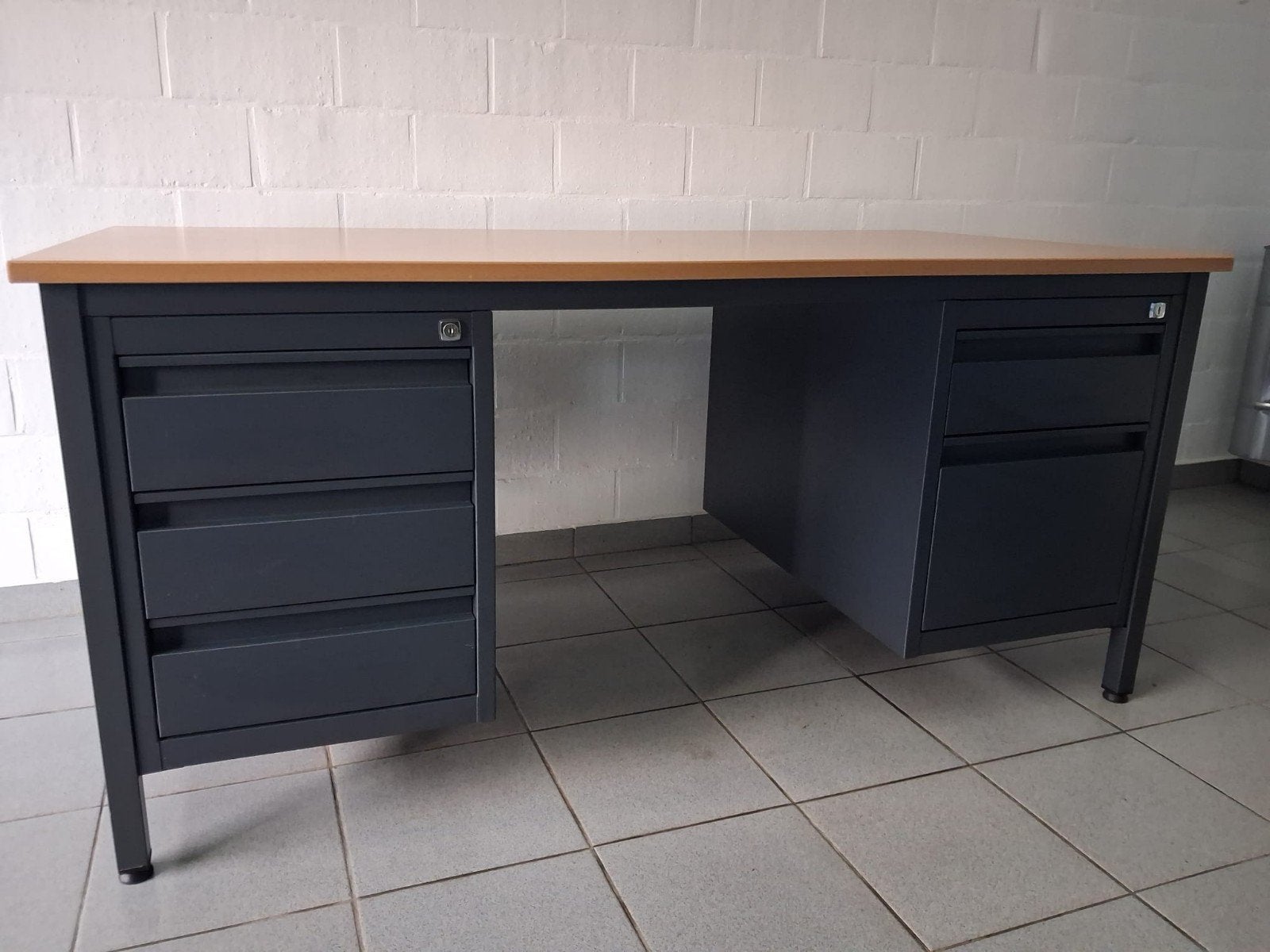Bureau en métal robuste avec 5 tiroirs en très bon état, Maison & Meubles, Bureaux, Comme neuf, Bureau-armoire combiné, Gris, Avec tiroirs