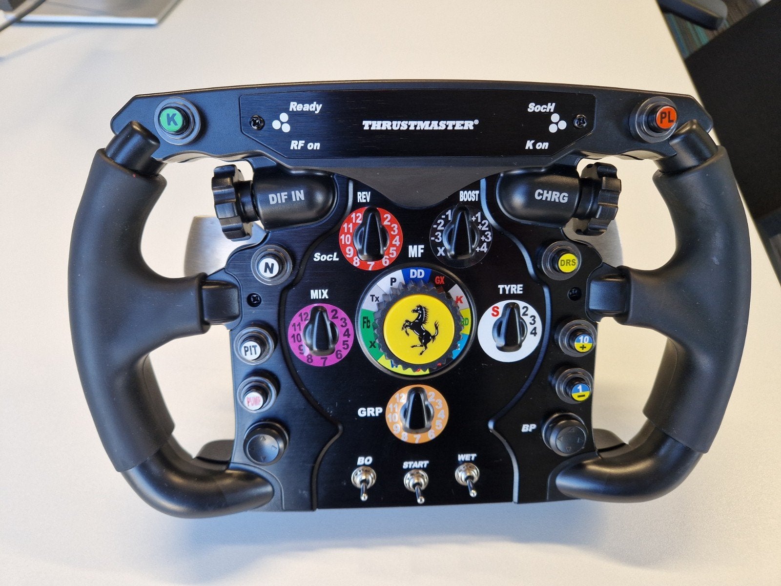 Roue Thrustmaster Ferrari F1 + QR pour base T598, Informatique & Logiciels, Enlèvement, Comme neuf, TCA & Thrustmaster