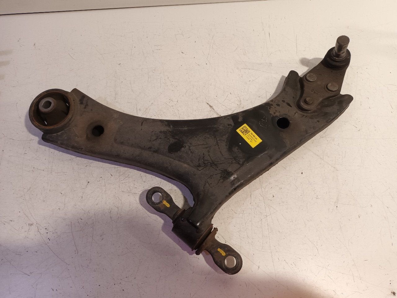Draagarm links voor Hyundai Santa Fe, Onderdelen@venauto.nl, Van der Ven Autorecycling B.V., Ettenseweg 76, 4706 PB Roosendaal, The Netherlands