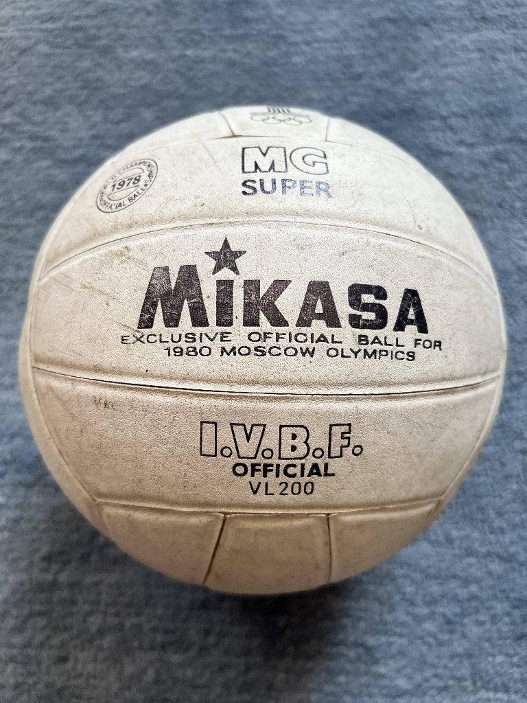 Mikasa I.V.B.F.1978 volleybal, Verzamelen, Sportartikelen en Voetbal, Ophalen of Verzenden, Gebruikt, Overige typen